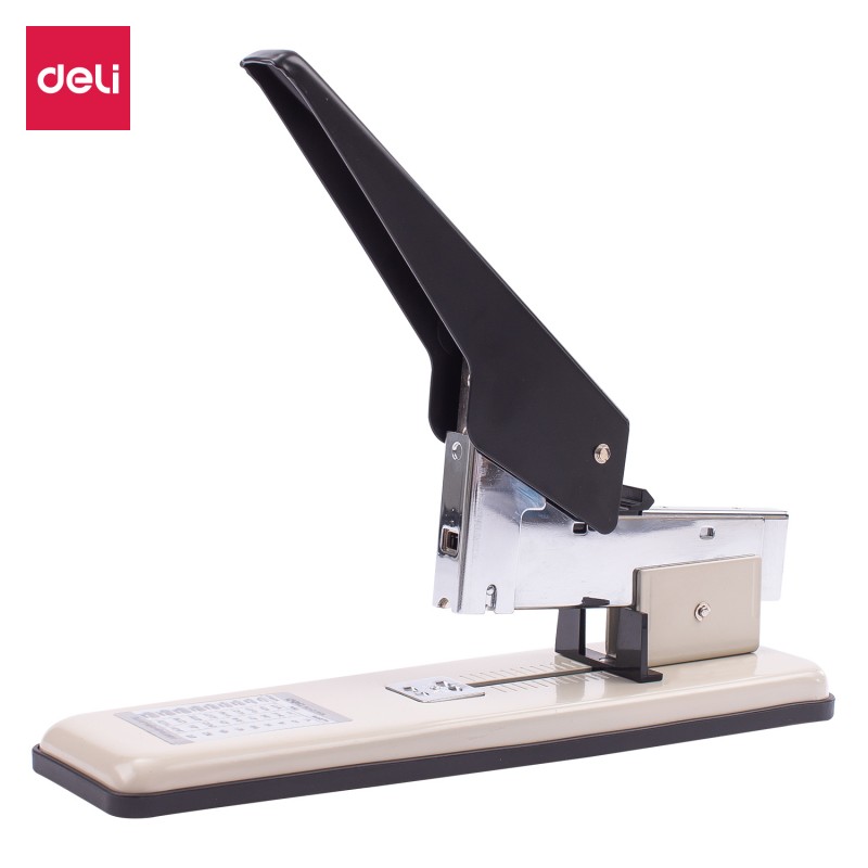 Agrafeuse brocheuse Deli E0383 de It Delta Com, robuste et polyvalente pour un agrafage de haute précision.