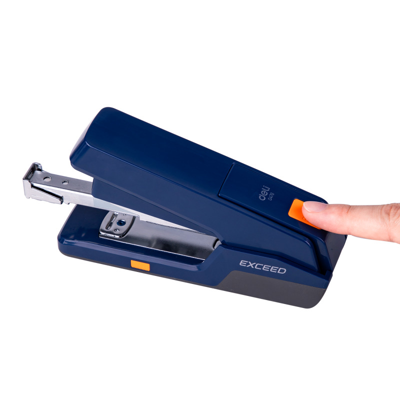 Agrafeuse Deli E0476 Bleu de It Delta Com, fonctionnelle et attrayante, idéale pour un agrafage précis jusqu'à 25 feuilles.