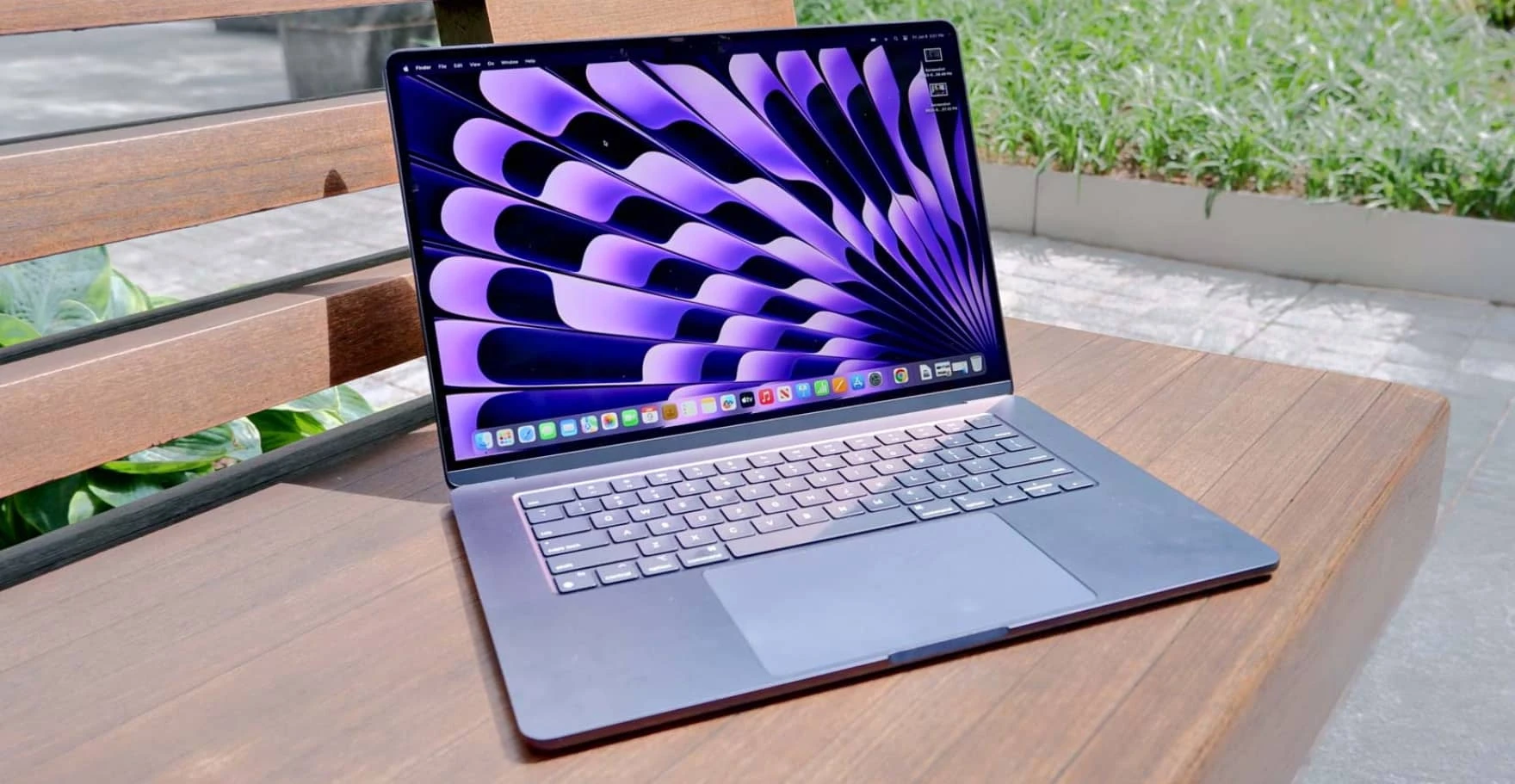 Le MacBook Air 15″ avec puce M4 combine puissance, finesse et autonomie. Avec 16 Go de RAM et un grand écran Liquid Retina, il est parfait pour la productivité mobile.