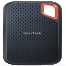 Le SanDisk Extreme V2 2 To est un SSD portable hautes performances conçu pour les utilisateurs mobiles qui exigent rapidité, fiabilité et durabilité. Grâce à l’interface USB-C 3.2 Gen 2, il atteint des vitesses allant jusqu’à 1050 Mo/s en lecture et 1000 Mo/s en écriture, idéales pour les transferts lourds (vidéos 4K, bibliothèques photo, sauvegardes pro). Son boîtier robuste certifié IP55 résiste à l’eau, à la poussière et aux chocs. Il est également doté d’un mousqueton intégré pour l’emporter partout en toute sécurité.