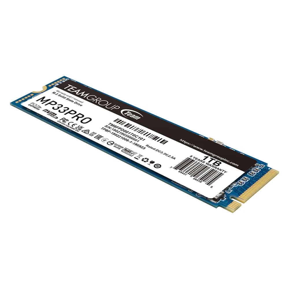 Le Team Group MP33 PRO 1 To est un SSD interne haute performance conçu pour accélérer significativement votre PC fixe ou portable. Grâce à sa technologie NVMe 1.3 et son interface PCIe Gen3x4, il atteint des vitesses impressionnantes allant jusqu’à 2 100 Mo/s en lecture.

Doté de mémoire 3D NAND TLC avec cache SLC dynamique, il offre à la fois rapidité, durabilité et efficacité énergétique. Son format M.2 2280 s’intègre facilement aux cartes mères compatibles, sans câble ni alimentation supplémentaire.

Avec une endurance TBW supérieure à 600 To, ce SSD garantit une longue durée de vie, même en usage intensif (gaming, montage vidéo, développement, etc.). C’est la solution idéale pour donner une seconde jeunesse à votre machine ou booster un nouveau système.