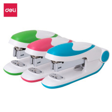 Agrafeuse de bureau Deli E0319 de It Delta Com, robuste et polyvalente, capable d'agrafer jusqu'à 25 feuilles.