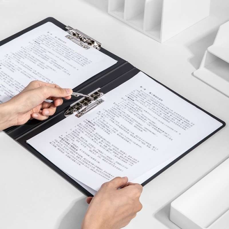 Classeur à pince Deli NS139 A4 Nusign double pince blanc, robuste et élégant, disponible chez It Delta Com. Parfait pour organiser et sécuriser vos documents.