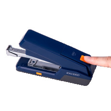 Agrafeuse Deli E0476 Bleu de It Delta Com, fonctionnelle et attrayante, idéale pour un agrafage précis jusqu'à 25 feuilles.