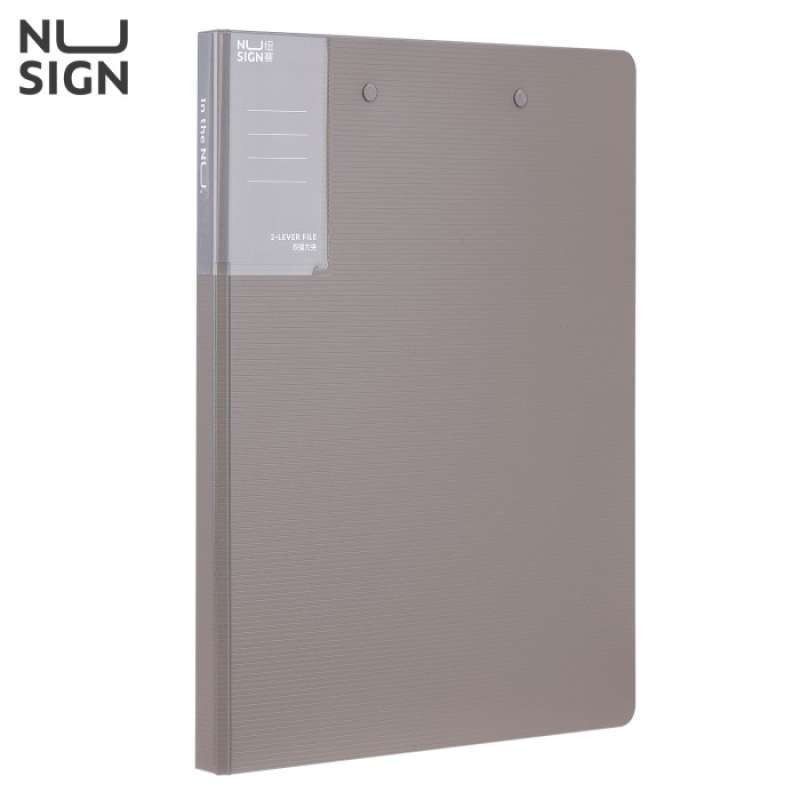 Classeur à pince Deli NS139 A4 Nusign double pince blanc, robuste et élégant, disponible chez It Delta Com. Parfait pour organiser et sécuriser vos documents.