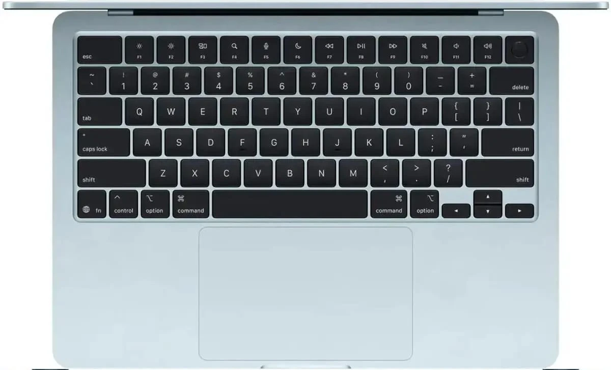 Léger comme l’air et plus véloce que jamais, le MacBook Air 13″ (Sky Blue) embarque la puce Apple M4 à 10 cœurs CPU et 8 cœurs GPU avec Neural Engine 16 cœurs : de quoi enchaîner montage vidéo 4K, retouche photo et navigation web sans compromis sur l’autonomie (jusqu’à 18 h). Son écran Liquid Retina 13,6″ 500 nits couvre l’espace couleur P3 pour des images éclatantes, tandis que le châssis ultrafin de 1,24 kg s’emporte partout. Avec 16 Go de mémoire unifiée, un SSD 256 Go, le Wi‑Fi 6E et la connectique Thunderbolt 4/MagSafe 3, c’est l’outil idéal pour les créatifs et les pros en déplacement, sous macOS Sequoia.